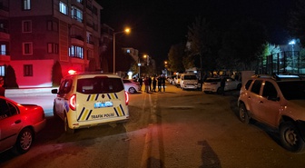 Çorum'da iki otomobil çarpıştı, minibüse çarpan araç kaldırıma çıktı, 4 yaralı var