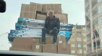 Diyarbakır'da kamyonette kolilerin üzerinde oturan şahıs yoğun trafikte görüntülendi