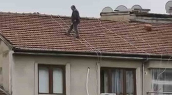 Elazığ'da bina çatısında önlem almadan gezen adamın tehlikeli anları kameraya yansıdı