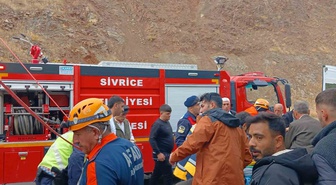 Elazığ'da hayvan tırı devrildi; sürücü yaralandı, çok sayıda küçükbaş telef oldu.