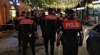 Elazığ'da polis, öğrenci yurtları ve kafeler çevresinde kimlik denetimi yaptı