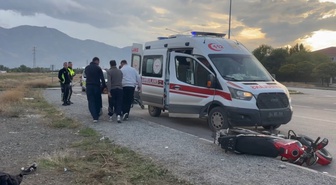 Erzincan'da dengesini kaybeden motosiklet sürücüsü savrularak yaralandı