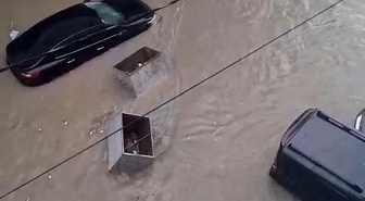 Esenyurt'ta sağanak ev ve caddeleri su bastı, araç üstünde kurtarılmayı beklediler