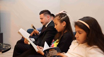 Gökçeada’da Kaymakam Acar, proje kapsamında Şeker ailesiyle 30 dakika kitap okudu