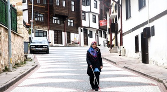 Görme engelli Nezihe Dalahmetoğlu, görme engelli çocuklar için 200 oyuncak ördü