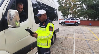 Hayrabolu'da jandarma, öğrenci servislerine denetim ve bilgilendirme yaptı