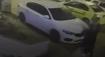 İddiaya göre Ankara Yenimahalle'de taksici, müşterisini evinin önünde silahla vurdu