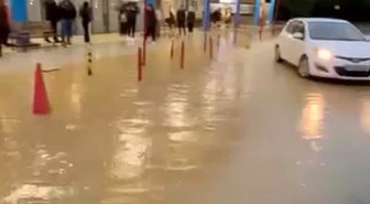 İstanbul Başakşehir'de sağanak yolları ve Olimpiyat Durağı'nı su altında bıraktı