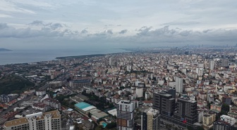 İstanbul'da Avrupa Yakası'nda sağanak sürerken Anadolu'da açık hava dronla kaydedildi