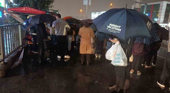 İstanbul'da sağanak trafiği kilitledi, Zincirlikuyu metrobüs durağında yoğunluk var