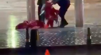 Taksim'de fırtına Türk bayrağını yere düşürdü! Çevik kuvvet polisi yerden kaldırdı