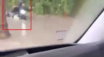 İstanbul'da yağmur nedeniyle suya batan motosikletli kamerada zor anlar yaşadı