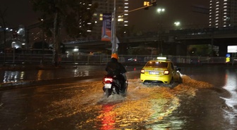 İzmir'de gök gürültülü sağanak gece cadde ve sokaklarda su birikintilerine yol açtı