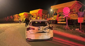 Kars Akyaka'da yük treni otomobile çarptı, sürücü kazayı yara almadan atlattı