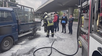Kayseri Kocasinan'da kamyonetin yanan lastiğini itfaiye söndürdü