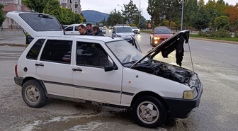 Konya Beyşehir'de seyir halindeki otomobilin motoru yanınca itfaiye söndürdü