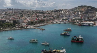 Kuşadası'na 3 kruvaziyerle 5 bin 400 turist indi, balıkçı tekneleri dronla çekildi