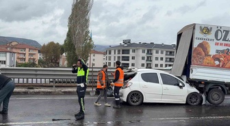 Kütahya'da tır, otomobil ve kamyonetin karıştığı zincirleme kazada 1 kişi yaralandı