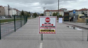 Kütahya'da Yunusemre Caddesi mahkeme kararıyla tel çekilerek ulaşıma kapatıldı