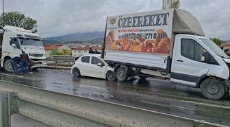 Kütahya-Eskişehir kara yolunda 5 aracın karıştığı zincirleme kazada 1 kişi yaralandı