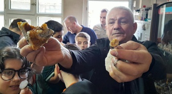 Kütahya Tavşanlı'da Abdullah Taktak Ortaokulu öğrencileri taş ustalarını ziyaret etti