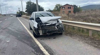 Kütahya Tavşanlı'da bariyerlere çarpan otomobilde 1 kişi yaralandı