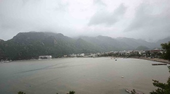 Marmaris'te sel suları İçmeler Sahili'nde denizi kahverengiye çevirdi