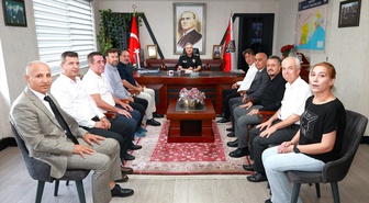 Mersin İl Emniyet Müdürü Fahri Aktaş, emekli polislere hediye verdi