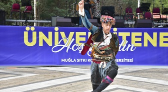 MSKÜ'de yeni akademik yıl etkinliği öğrenciler için dans ve konserle renklendi