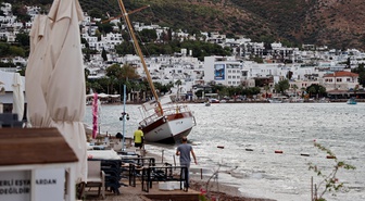 Muğla Bodrum'da kuvvetli rüzgarda halatları kopan yelkenli tekne karaya oturdu