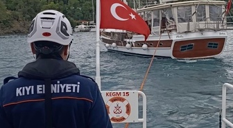 Muğla Fethiye açıklarında sürüklenen 24 metrelik teknedeki 2 kişi kurtarıldı