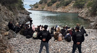 Muğla Fethiye'de Dalyan Deresi Koyu'nda 62 düzensiz göçmen yakalandı, 34'ü çocuk