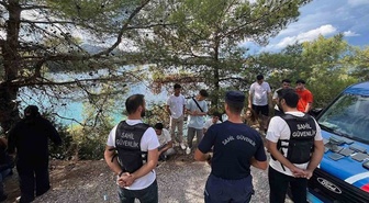 Muğla Marmaris'te Özgök Koyu'nda 18 Afganistan uyruklu düzensiz göçmen yakalandı