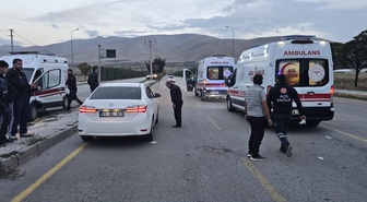 Niğde'de çarpışan motosiklet devrildi, 1'i ağır 2 yaralı, kaçan sürücü teslim oldu