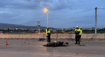 Niğde'de motosiklet otomobile arkadan çarptı, 2 kişi ağır yaralandı