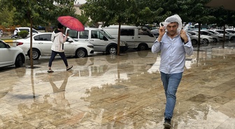 Şanlıurfa'da sağanak, yollarda su birikintisi oluşturdu, vatandaşlar zor anlar yaşadı