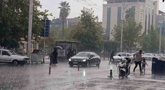 Şanlıurfa'da yağmur su birikintilerine yol açtı, sürücüler trafikte zorlandı