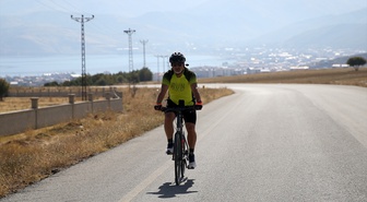 Merdiven çıkmakta zorlanıyordu, 4 kez anjiyo oldu! Sigarayı bırakan Cemal Yıldırım bir günde 150 kilometre pedal çeviriyor