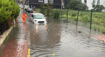 Şişli'de sağanak sonrası suyla dolan caddede mahsur kalan sürücünün aracı çıkarıldı