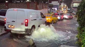 Şişli'de sağanak ve fırtına yolları göle çevirdi, araçlar suda mahsur kaldı