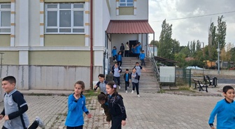 Sivas Ulaş'ta okulda deprem tatbikatı ve afet bilinci eğitimi yapıldı