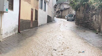 Tokat'ta aniden bastıran sağanak hayatı olumsuz etkiledi, yollar göle döndü