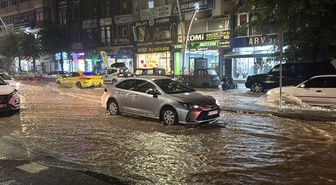 Tokat'ta sağanak caddelerde su birikintileri oluşturdu, bazı iş yerlerini su bastı