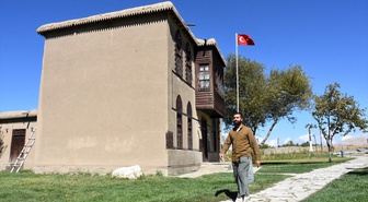 Van Kalesi'ndeki camiye her gün yaklaşık 5 bin adım atan imam vekili namaz kıldırıyor