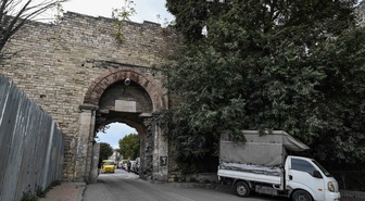 Yedikule Kapısı Bizans ve Osmanlı izlerini Sultan 3. Ahmed onarım kitabesiyle taşıyor