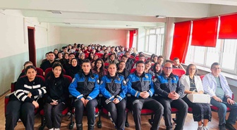 Afyonkarahisar'da polis, lise öğrencilerine güvenlik ve siber zorbalık eğitimi verdi.