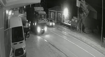 Aksaray Eskil'de arıza yapan kamyona arkadan çarpan otomobilin sürücüsü yaralandı