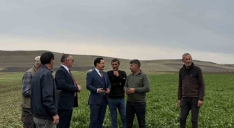 Akyaka Kaymakamı İsmail Demirtaş, şeker pancarı hasadında çiftçilerle buluştu