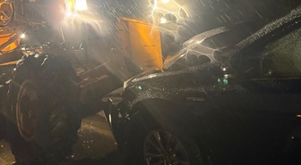 Akyazı'da sel çalışmasına giden greyder otomobille çarpıştı, 4 kişi yaralandı