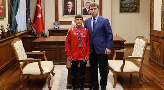 Amasya Valisi Bakan, Balkan ikincisi milli güreşçi Kuzucu'yu tebrik etti